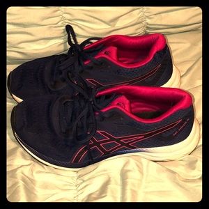 ASICS amplifoam tennis shoes